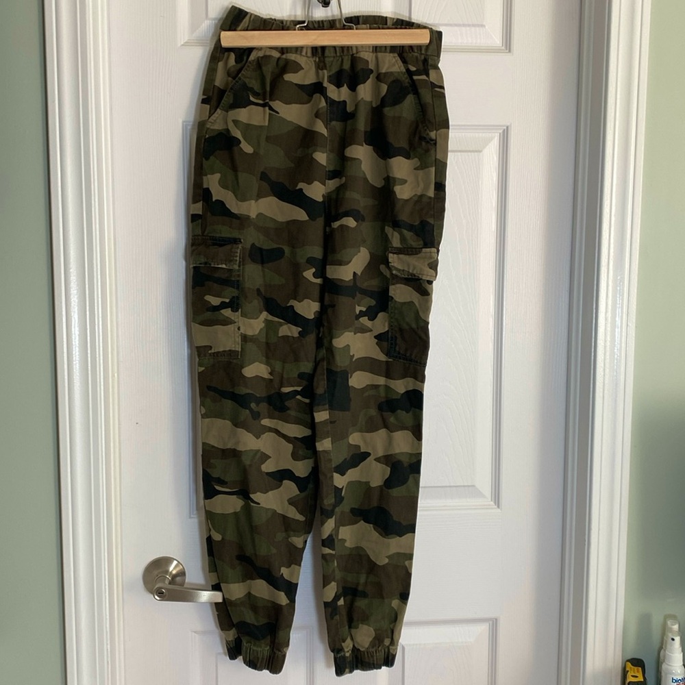 Women’s H&M camo cargo pants size 4
